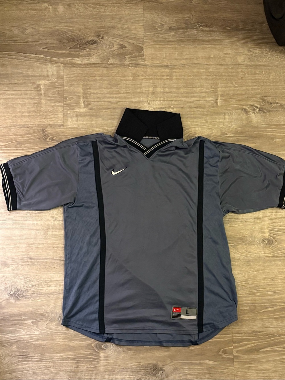 Nike Men’s Gray and Black Short-Sleeve Soccer Jersey